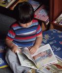 Niño lee